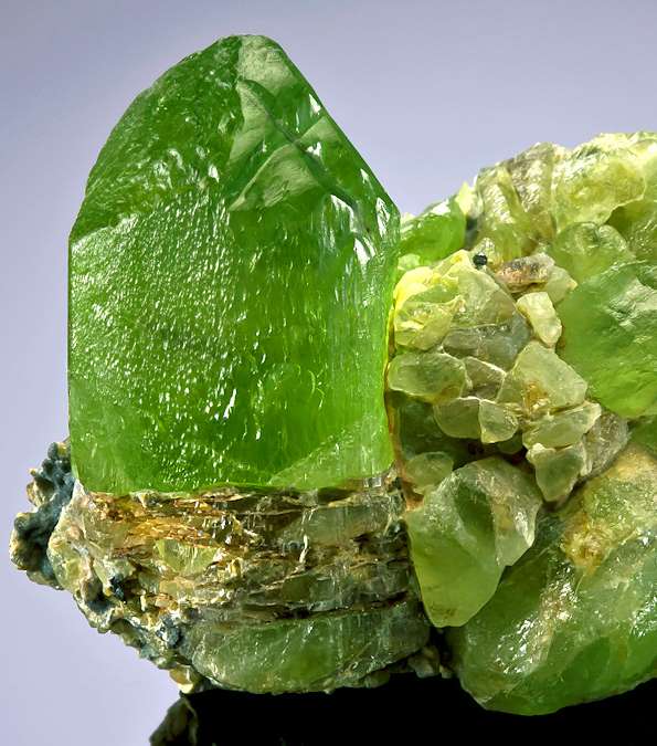 حجر البيريدو Peridot ملفت بلونه الأخضر النادر والمرتفع الثمن.