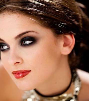 ثبّتي الماسكارا بظلال العيون