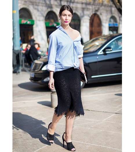 من أبرز طرق ارتداء القميص الكلاسيكي، أن تتركيه مفتوحاً من جانب واحد