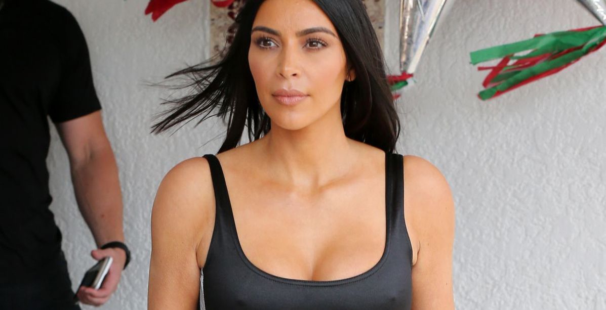 كيم كارداشيان تطلق موضة بناطيل غريبة فهل ترتدينها