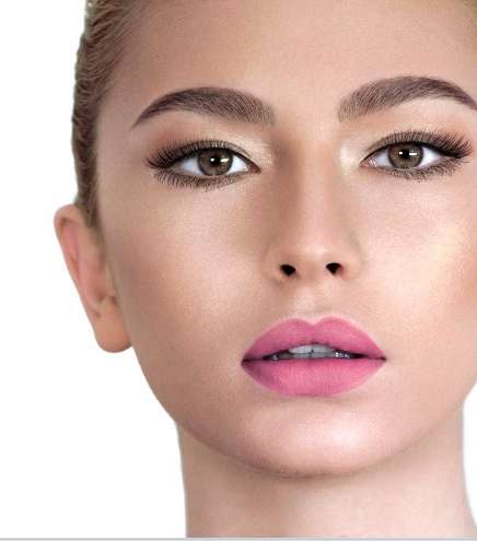 ماكياج العيون الناعم والشفاه الزهرية