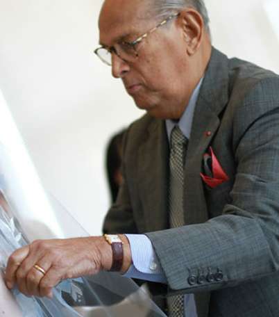 البوم صور اوسكار دي لا رنتا مع اجمل فساتين الزفاف