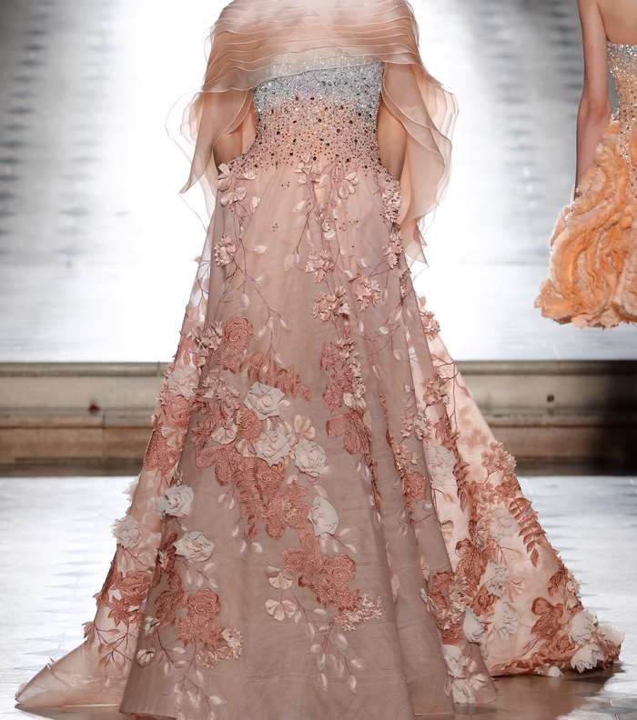 فستان التول المزين بالشك مع ياقة من الكشاكش من طوني ورد لشتاء 2018