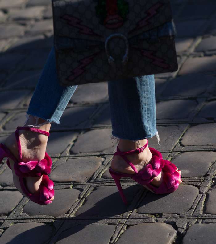 حذاء ملون بموضة الكعب العالي في اليوم السادس من أسبوع الموضة الباريسي
