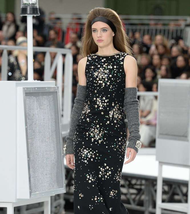 الفستان المطبع بقصة مستقيمة مع اكمام صوفية غير متصلة من CHANEL لشتاء 2018