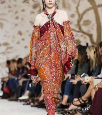 الفستان المطبع باكمام منسدلة وياقة الهالتر من Etro