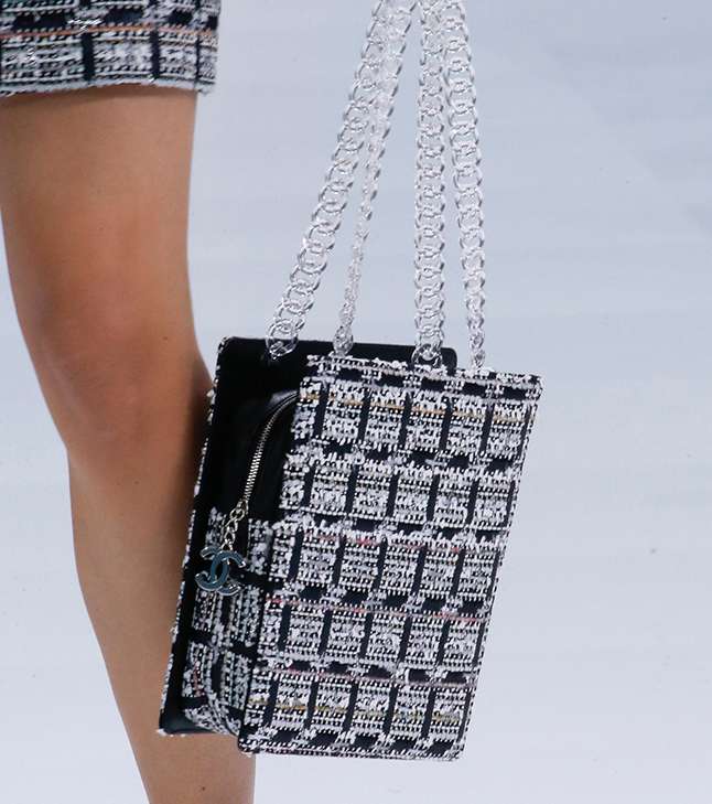 حقيبة باسلوب الكيس من CHANEL لصيف 2016
