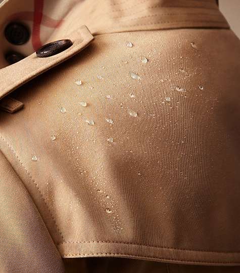 من أبرز القطع التي تحمل توقيع Burberry، معطف الـ Trench Coat