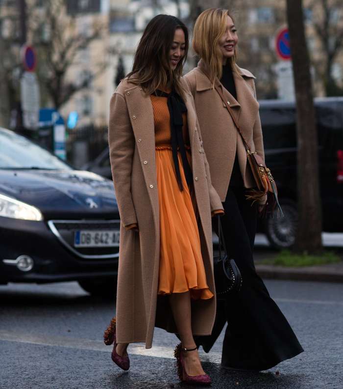 أبرز اللوكات من شوارع باريس أثناء اليوم الأول من أسبوع الموضة الباريسي