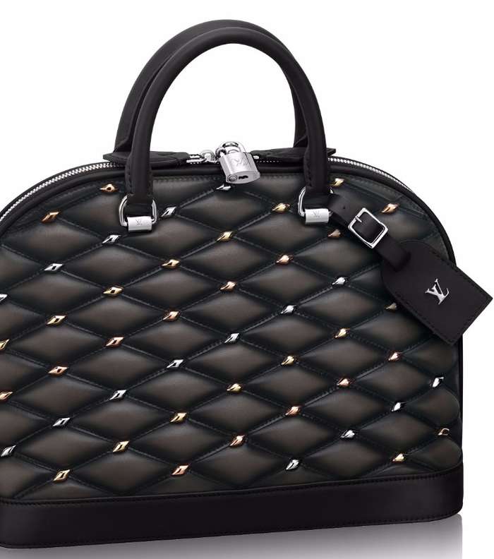 حقيبة لويس فويتون الالما لاطلالة باسلوب الـ Lady Like