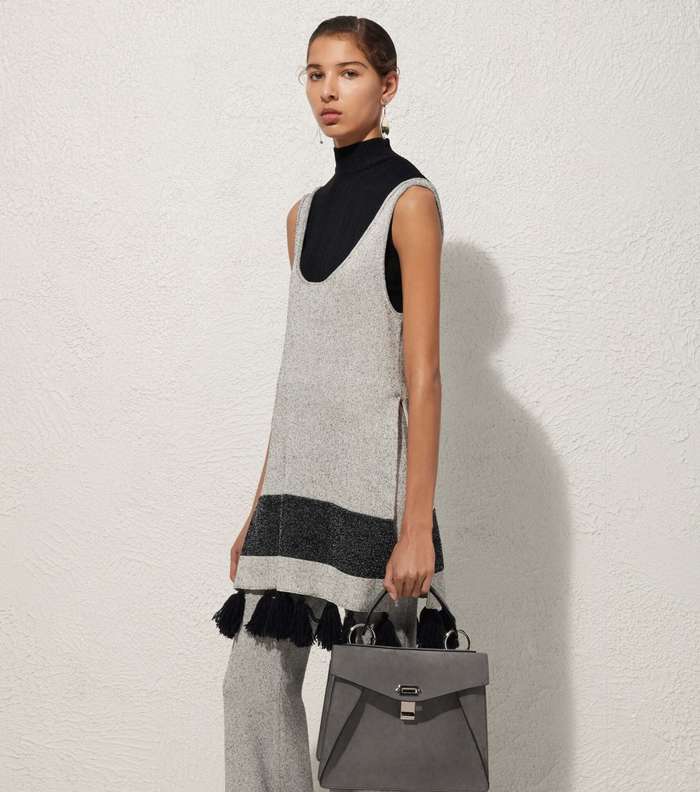 موضة التوب من دون اكمام فوق الـ T Shirt مع السروال الواسع Flare من proenza Schouler لما قبل خريف 2016