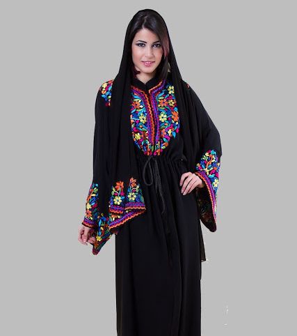 تألقي في شهر رمضان بالعباية السوداء المطرّزة بالألوان