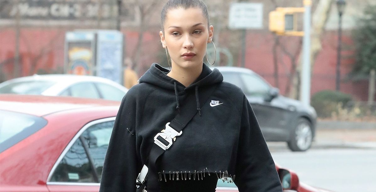 بيلا حديد ترتدي الحذاء القبيح باسلوب ملفت