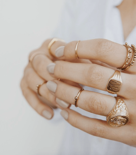 من موضة المجوهرات لشتاء 2016 الخواتم المتعددة والتي تضعينها بمستويات مختلفة في الاصابع