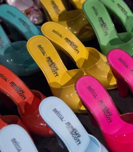 احذية ملونة وبقماش الـ PVC من مارك جايكوبز لصيف 2016 من اسبوع الموضة في نيويورك