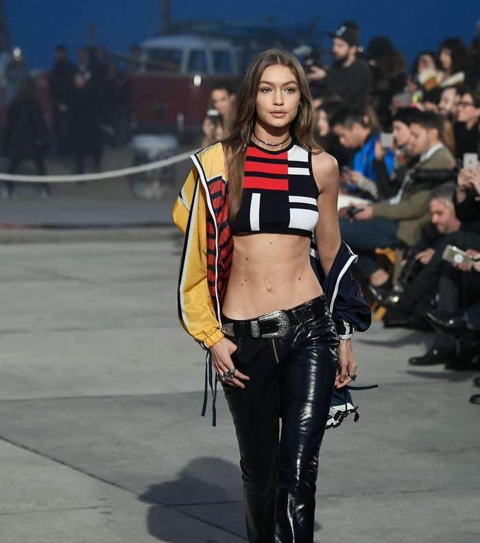 جيجي حديد تففتح عرض ازياء تومي هيلفيغر الذي يقدم مجموعته لصيف 2017 بالتعاون معها