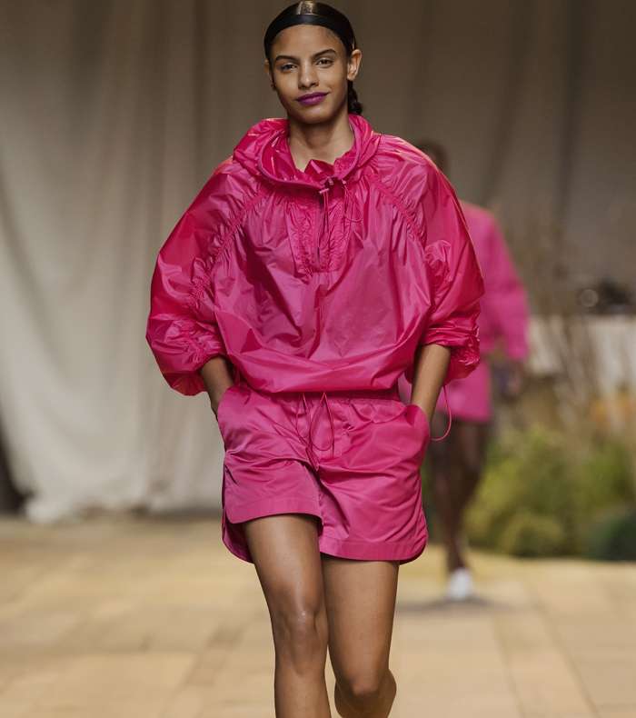 الشورت القصير مع التوب بالقماش المضاد للمياه من H&M Studio لصيف 2017