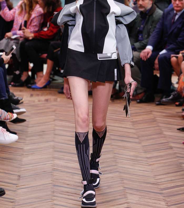 الجيليه الرياضية باسلوب الفستان مع اكمام منفوخة وبقصة الـ Cut out على الاكتاف من برادا Resort 2018