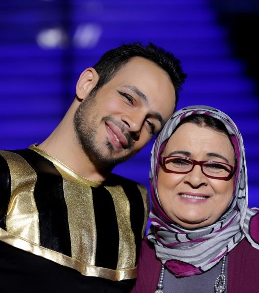 محمد عطيه مع والدته
