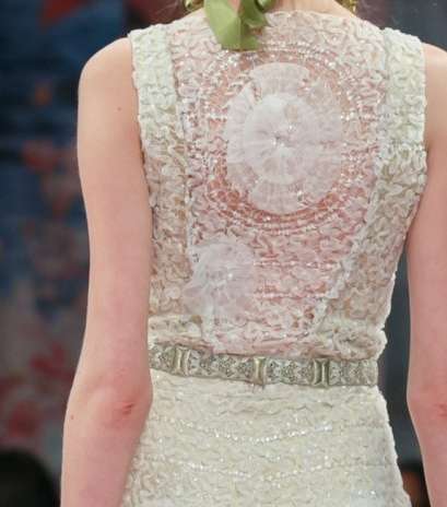 ظهر فستان تداخل فيه الدانتيل والكشكش