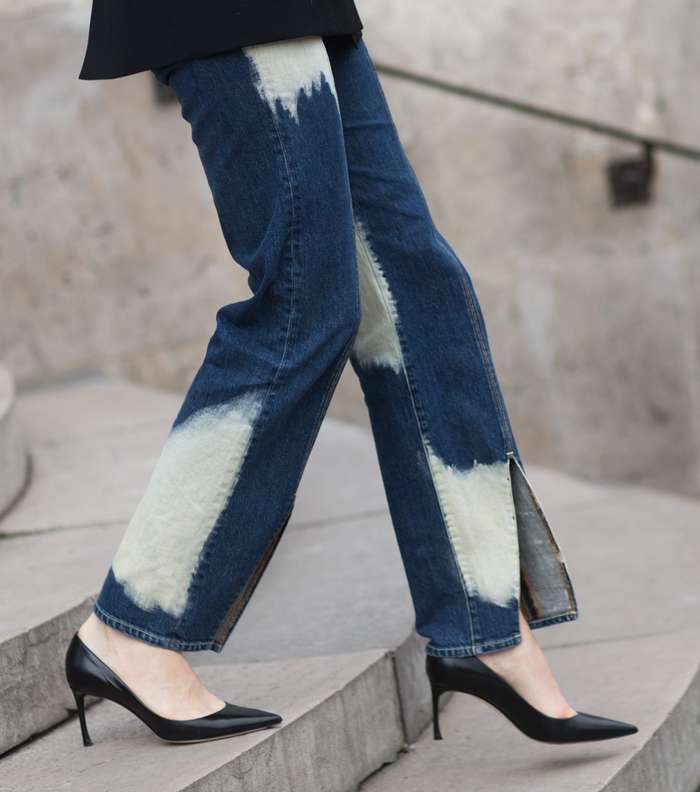 جينز بالقصة الواسعة بموضة الـ Flare في شوارع باريس في اليوم السابع من أسبوع الموضة