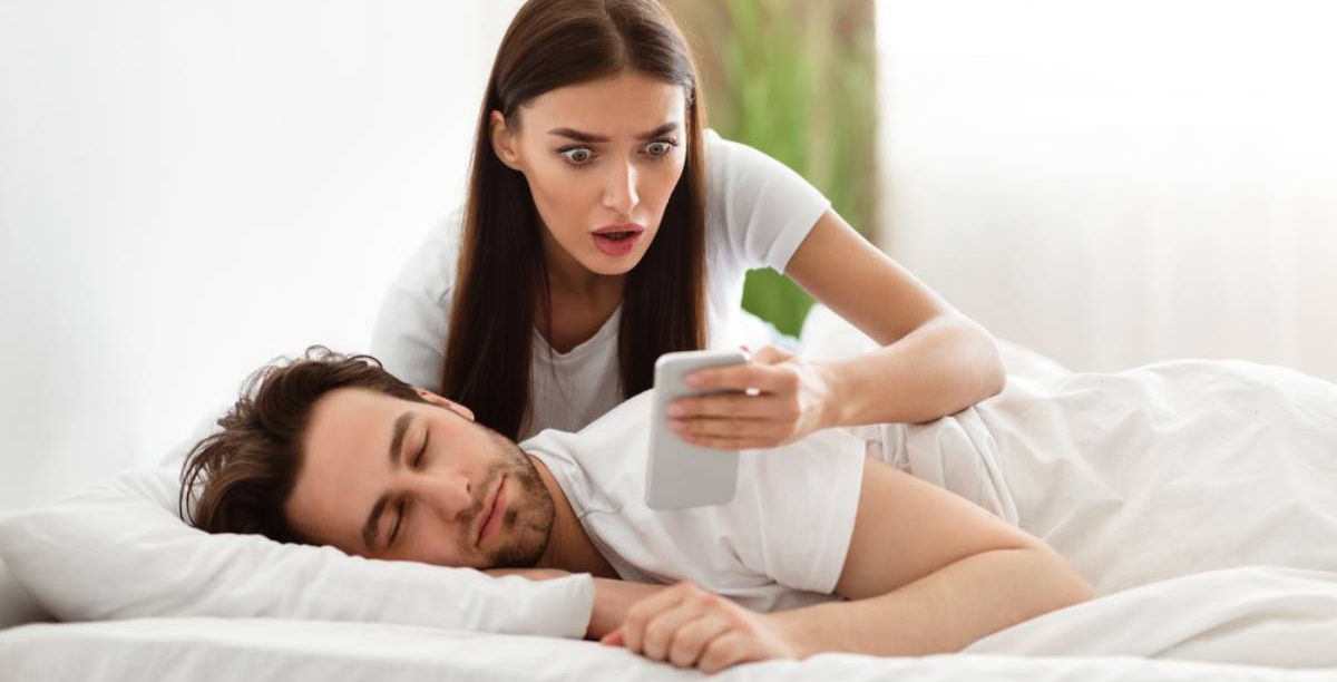 لماذا يخون الرجل شريكته مع أخرى أقل منها جمالاً؟