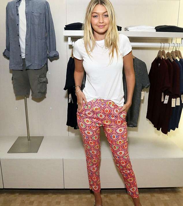 على طريقة جيجي حديد، ارتدي السروال المطبع