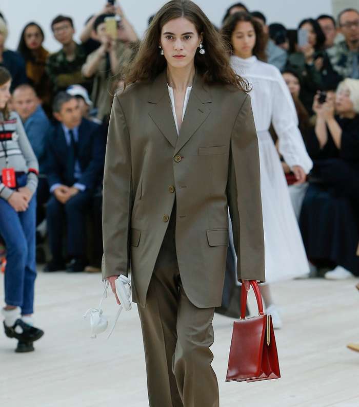 السترة بقصة الاكمام العريضة من سيلين لصيف 2017