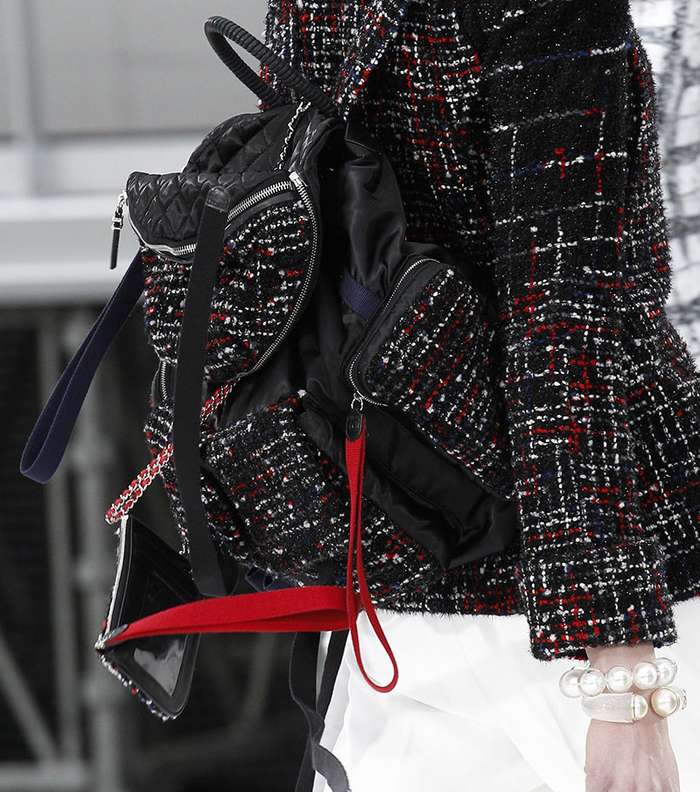 حقيبة الظهر التويدية باسلوب السترة من CHANEL لشتاء 2018