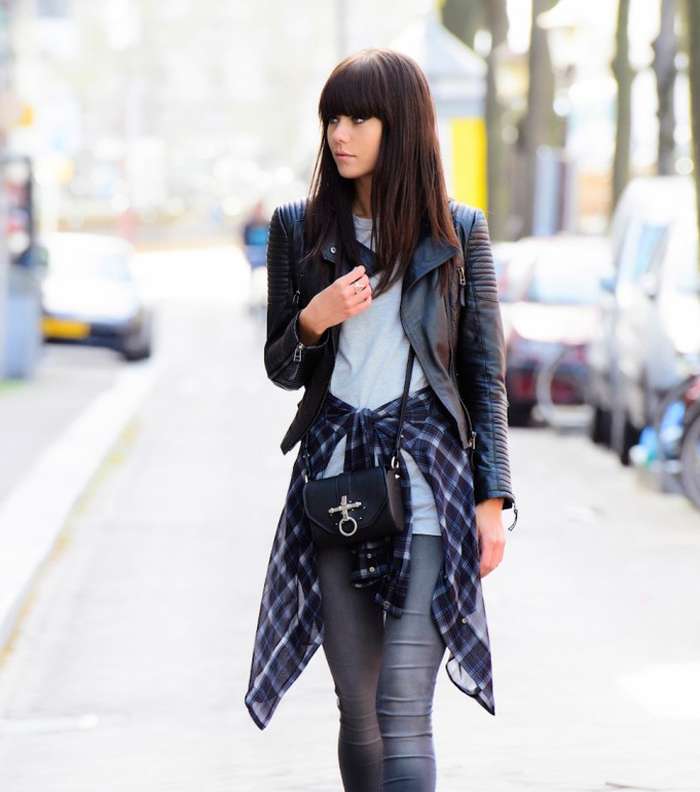 اربطي قميص الـ Tartan على خصرك وارتديه مع سترة جلديّة وليغينيغ