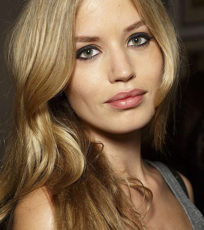 إطلالة شعر وماكياج أنيقة مع Marchesa