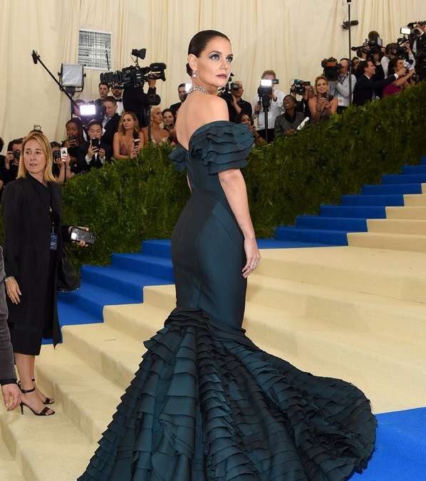 كايتي هولمز بفستان من Zac Posen في حفل الميت غالا 2017