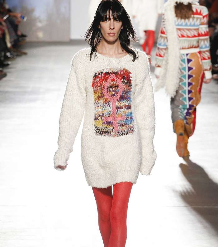 الكنزة الصوفية الفضفاضة باسلوب الفستان المطبعة بالشعارات والرموز من Missoni لشتاء 2018