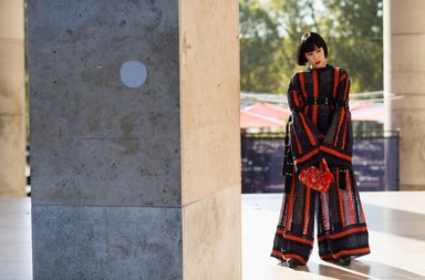 اطلالة  بموضة الازياء الكبيرة الحجم في شوراع باريس