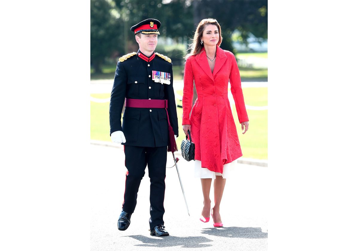 الملكة رانيا ترتدي معطفا احمر