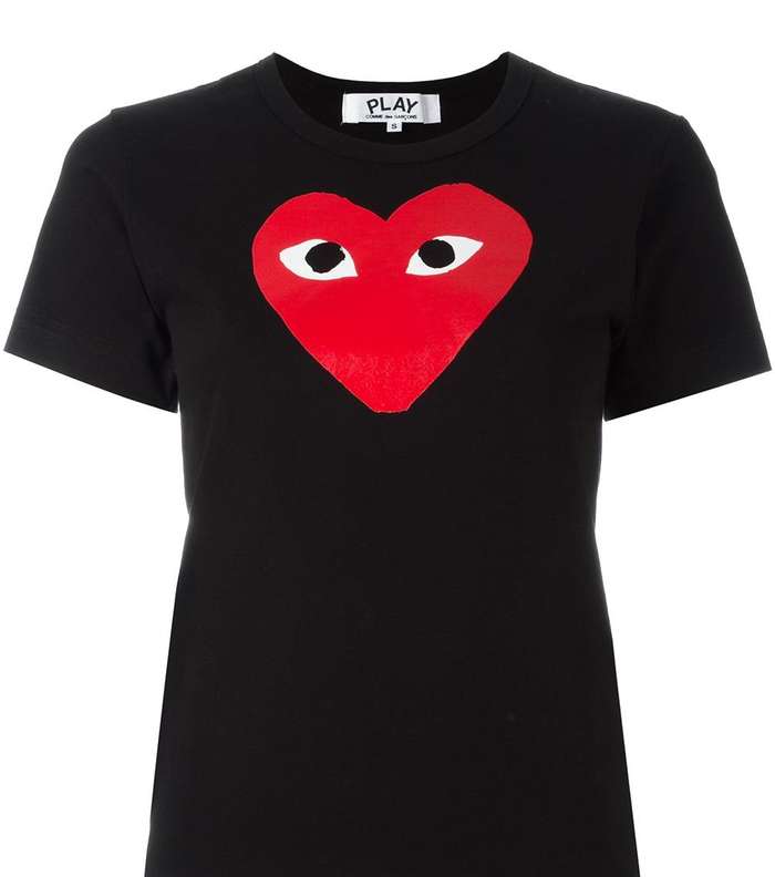 الـ T Shirt المطبعة برسمة القلب من الصيحات الرائجة في صيف 2017 من Comme des garcons play