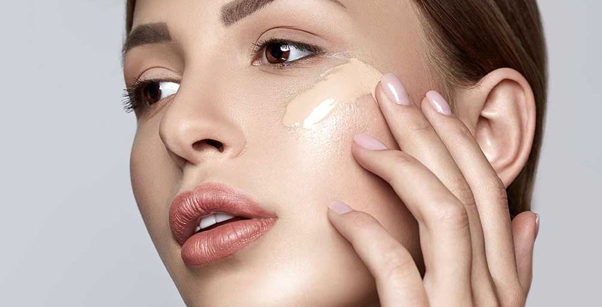 3 أخطاء ترتكبينها أثناء وضع كريم الأساس تُفسد إطلالتك تماماً