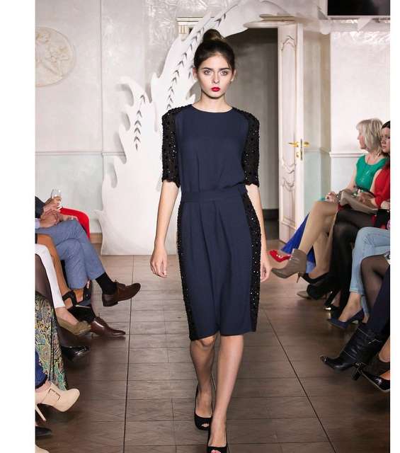 الفستان باللونين الأسود والكحلي