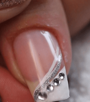 الـfrench manicure الملتوي