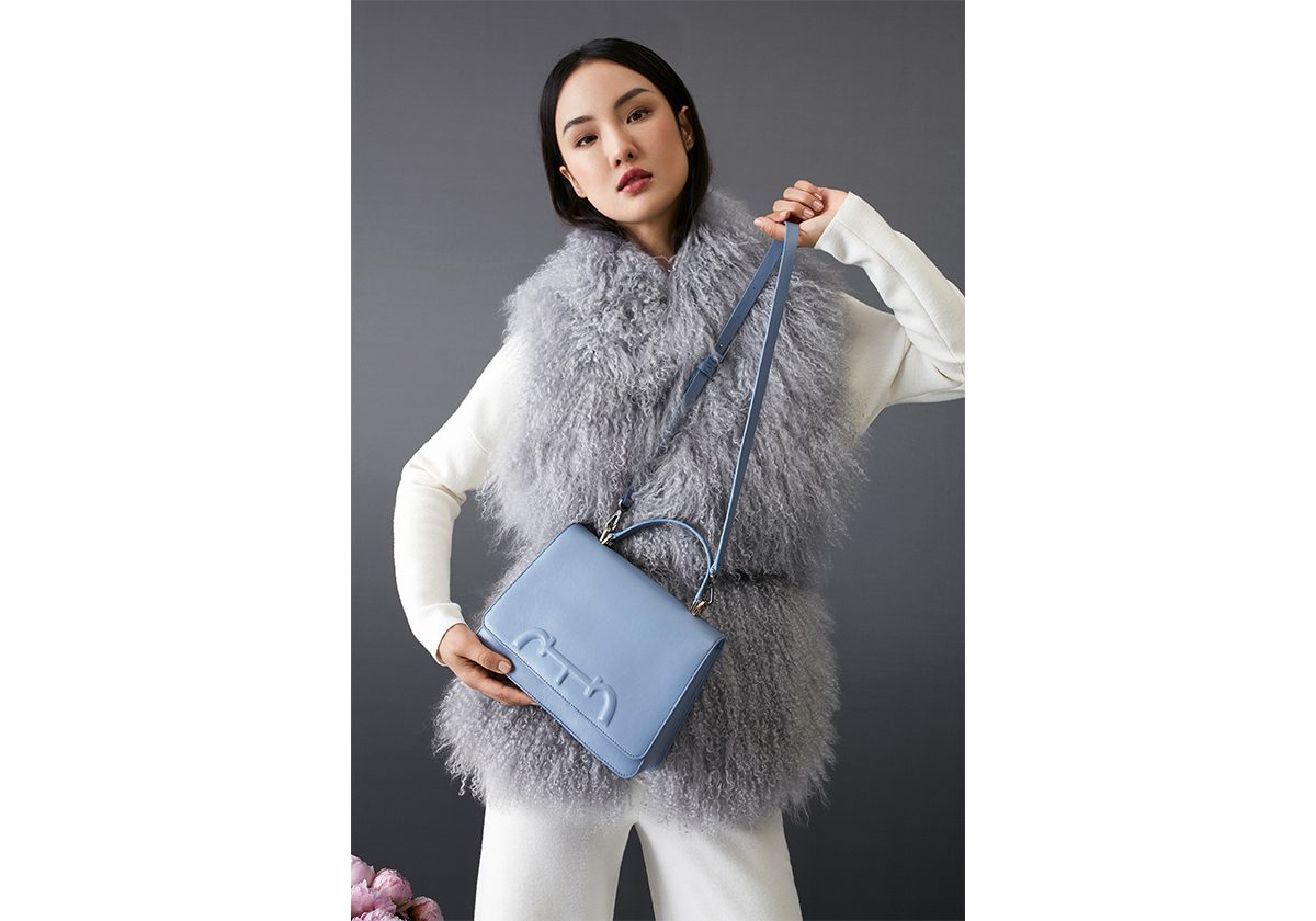 Carolina Herrera تطلق مجموعة Victoria Insignia بمناسبة الذكرى الخامسة والثلاثين للعلامة