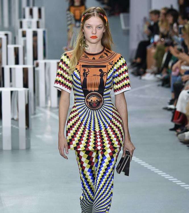 موضة التوب المطبعة مع السروال بالنقشة ذاتها من ماري كاتراتزو لصيف 2017