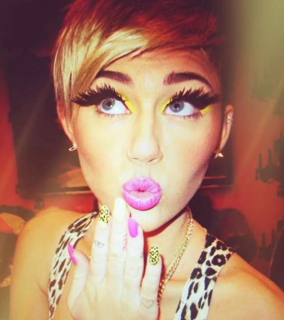 مايلي سايرس تنسّق ألوان طلاء أظافرها مع أحمر الشفاه والملابس