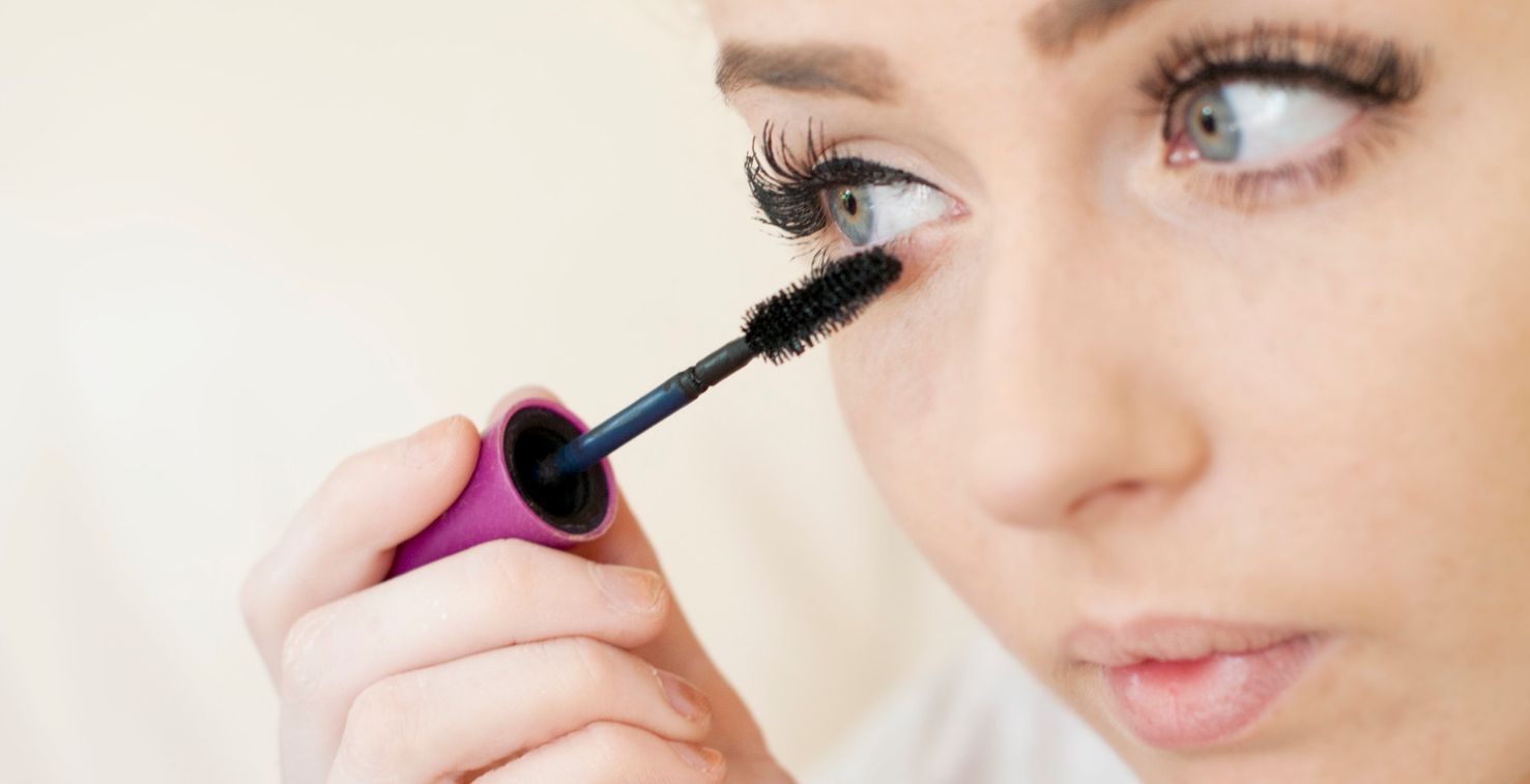 تعرفي على افضل مسكرة لتطويل وتكثيف الرموش