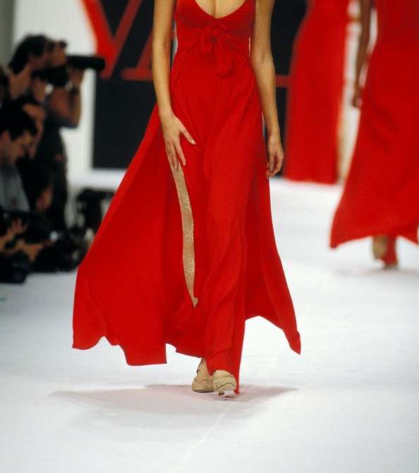 لوك كلوديا شيفير خلال عرض ازياء فالينتينو سنة 1994