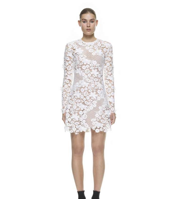 فستان الدانتيل الابيض القصير من مجموعة Self portrait resort 2017