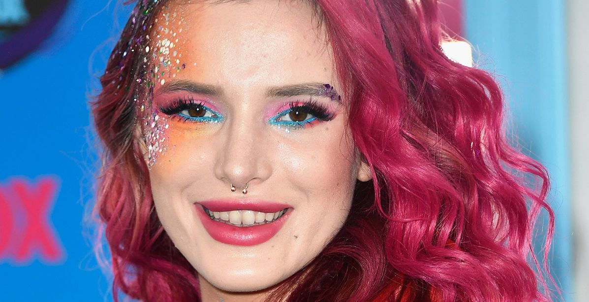 إطلالات ماكياج وشعر النجمات في حفل 2017 Teen Choice Awards