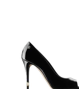 الحذاء الكلاسيكي من CHANEL لامراة الاسد