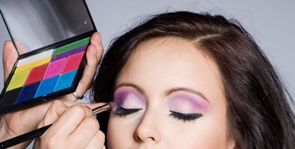 اعرفي أصول التصرّف مع خبيرة ماكياجك!