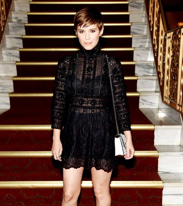 ارتدي التوبات والقمصان بالياقة العالية لاطلالة تبديك اطول