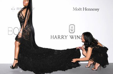 نيكي ميناج بفستان من روبيرتو كافالي في حفل عشاء Amfar في كان 2017
